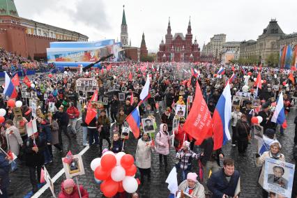 Москва. Участники акции памяти `Бессмертный полк` во время шествия в День Победы на Красной площади.