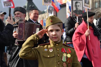 Москва.  Участники акции памяти  `Бессмертный полк` во время шествия в День Победы на Красной площади.