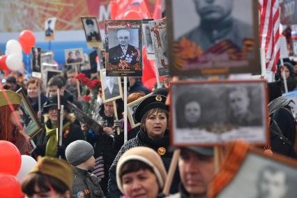 Москва.  Участники акции памяти  `Бессмертный полк` во время шествия в День Победы на Красной площади.