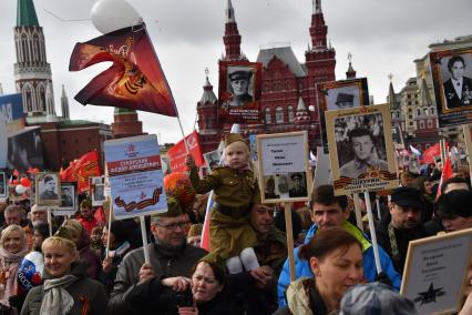 Москва.  Участники акции памяти  `Бессмертный полк` во время шествия в День Победы на Красной площади.