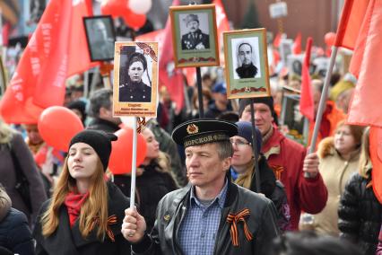 Москва.  Участники акции памяти  `Бессмертный полк` во время шествия в День Победы на Красной площади.