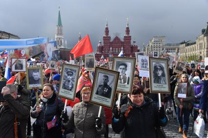 Москва.  Участники акции памяти  `Бессмертный полк` во время шествия в День Победы на Красной площади.