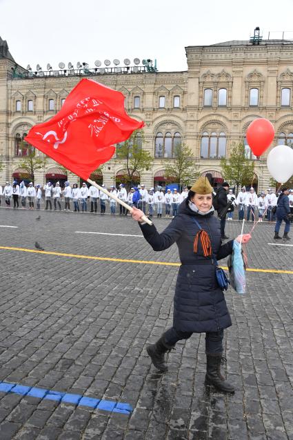 Москва. Участники акции памяти `Бессмертный полк` во время шествия в День Победы на Красной площади.