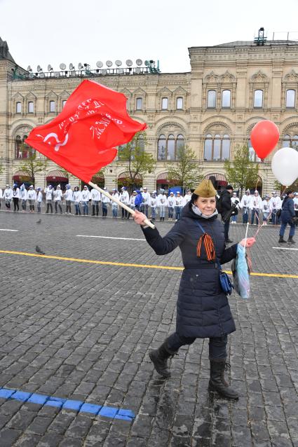 Москва.  Участники акции памяти  `Бессмертный полк` во время шествия в День Победы на Красной площади.