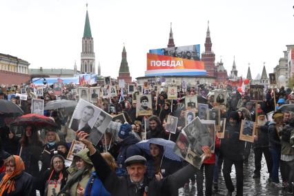 Москва.  Участники акции памяти  `Бессмертный полк` во время шествия в День Победы на Красной площади.