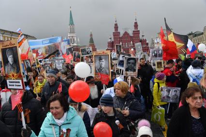 Москва.  Участники акции памяти  `Бессмертный полк` во время шествия в День Победы на Красной площади.