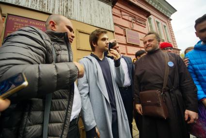 Екатеринбург. Видеоблогер Руслан Соколовский в центре) выходит из здания Кировского районного суда после оглашения ему приговора (3 года 6 месяцев условно). Соколовский ловил покемонов в храме в игре Pokemon Go и обвинялся в экстремизме, оскорблении чувств верующих и хранении шпионской ручки