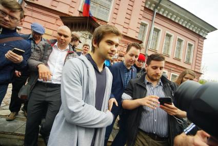 Екатеринбург. Видеоблогер Руслан Соколовский в центре) выходит из здания Кировского районного суда после оглашения ему приговора (3 года 6 месяцев условно). Соколовский ловил покемонов в храме в игре Pokemon Go и обвинялся в экстремизме, оскорблении чувств верующих и хранении шпионской ручки