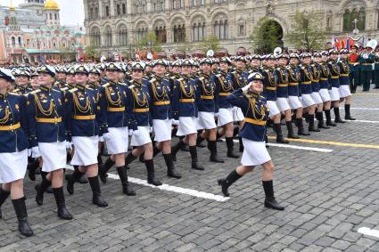 Москва.  Парадный расчет девушек-курсантов Военной академии связи имени Буденного и Военно-космической академии имени Можайского на Красной площади во время военного парада, посвященного 72-й годовщине Победы в Великой Отечественной войне.