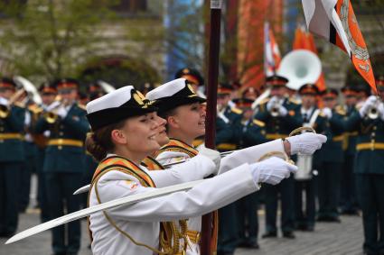 Москва. Сводный парадный расчет женщин-военнослужащих Военного университета Минобороны РФ  на Красной площади во время военного парада, посвященного 72-й годовщине Победы в Великой Отечественной войне.