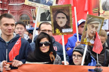 Москва.  Певица Диана Гурцкая с сыном Константином  во время акции памяти `Бессмертный полк` во время шествия в День Победы на Красной площади.