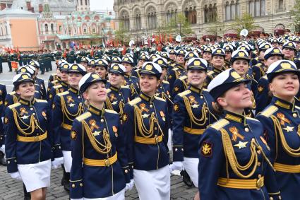 Москва.  Парадный расчет девушек-курсантов Военной академии связи имени Буденного и Военно-космической академии имени Можайского на Красной площади во время военного парада, посвященного 72-й годовщине Победы в Великой Отечественной войне.