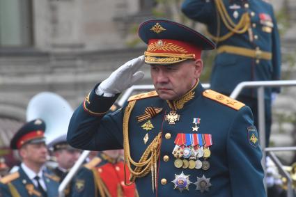 Москва. Министр обороны РФ Сергей Шойгу на Красной площади во время военного парада, посвященного 72-й годовщине Победы в Великой Отечественной войне.