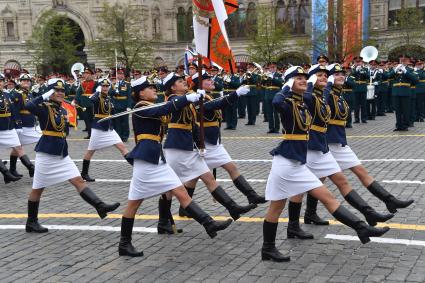 Москва.  Парадный расчет девушек-курсантов Военной академии связи имени Буденного и Военно-космической академии имени Можайского на Красной площади во время военного парада, посвященного 72-й годовщине Победы в Великой Отечественной войне.