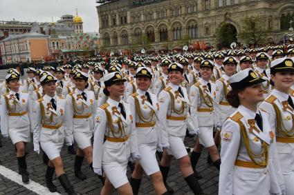 Москва. Сводный парадный расчет женщин-военнослужащих Военного университета Минобороны РФ  на Красной площади во время военного парада, посвященного 72-й годовщине Победы в Великой Отечественной войне.