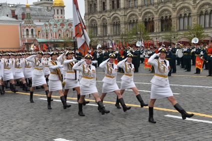 Москва. Сводный парадный расчет женщин-военнослужащих Военного университета Минобороны РФ  на Красной площади во время военного парада, посвященного 72-й годовщине Победы в Великой Отечественной войне.