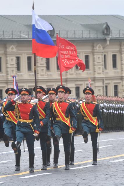 Москва. Почетный караул 154-го отдельного комендантского Преображенского полка на Красной площади во время военного парада, посвященного 72-й годовщине Победы в Великой Отечественной войне.