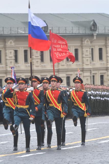 Москва.  Почетный караул 154-го отдельного комендантского Преображенского полка  на Красной площади во время военного парада, посвященного 72-й годовщине Победы в Великой Отечественной войне.