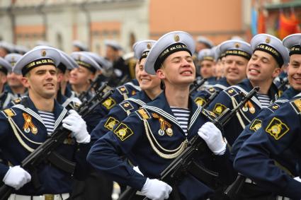 Москва.  Курсанты Тихоокеанского высшего военно-морского училища имени адмирала Макарова  на Красной площади во время военного парада, посвященного 72-й годовщине Победы в Великой Отечественной войне.