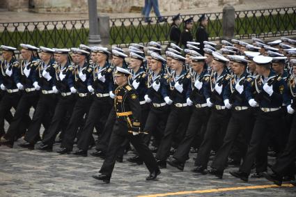 Москва.  Курсанты Тихоокеанского высшего военно-морского училища имени адмирала Макарова  на Красной площади во время военного парада, посвященного 72-й годовщине Победы в Великой Отечественной войне.