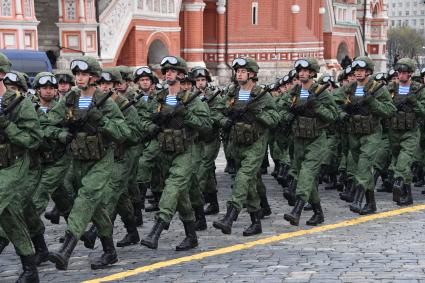 Москва.   Десантники 331-го гвардейского парашютно-десантного полка на Красной площади во время военного парада, посвященного 72-й годовщине Победы в Великой Отечественной войне.