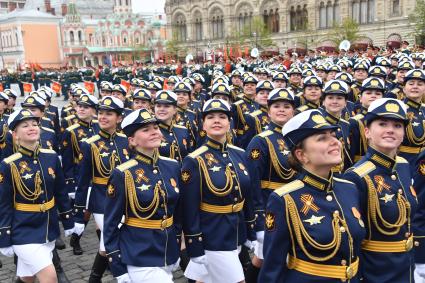 Москва.  Парадный расчет девушек-курсантов Военной академии связи имени Буденного и Военно-космической академии имени Можайского на Красной площади во время военного парада, посвященного 72-й годовщине Победы в Великой Отечественной войне.