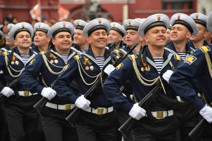 Москва.  Курсанты Тихоокеанского высшего военно-морского училища имени адмирала Макарова  на Красной площади во время военного парада, посвященного 72-й годовщине Победы в Великой Отечественной войне.