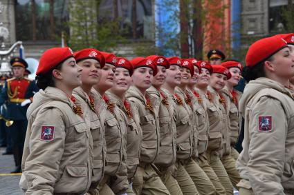 Москва.  Парадный расчет Военно-патриотического общественного движения `Юнпрмия` на Красной площади во время военного парада, посвященного 72-й годовщине Победы в Великой Отечественной войне.