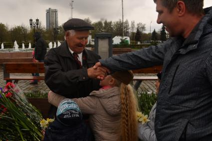 Москва. Девочка поздравляет ветерана   Великой Отечественной Войны во  время празднования Дня Победы на Поклонной горе.