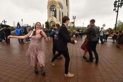 Москва.  Участники празднования Дня Победы на Поклонной горе.