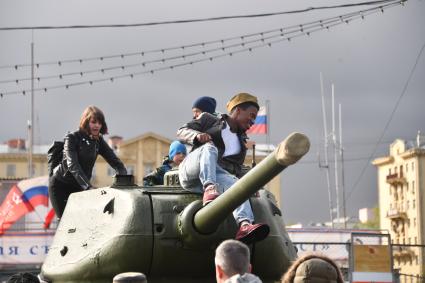 Москва. Дети на танке времен Великой Отечественной Войны на Пушкинской набережной во время празднования Дня Победы.