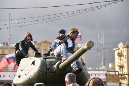 Москва.  Дети на  танке   времен Великой Отечественной Войны на Пушкинской набережной  во время празднования Дня Победы.