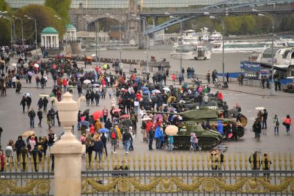 Москва.  Люди осматривают боевую технику времен Великой Отечественной Войны на Пушкинской набережной  во время празднования Дня Победы.