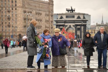Москва. Молодые люди общаются с ветеранами Великой Отечественной Войны во время празднования Дня Победы на Поклонной горе.