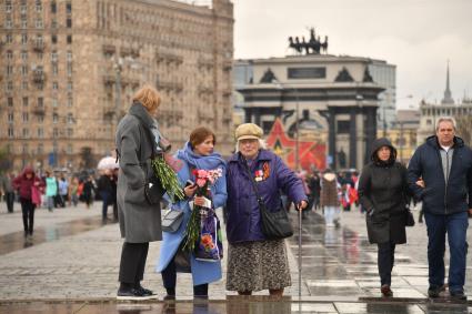 Москва.  Молодые люди общаются с ветеранами  Великой Отечественной Войны во  время празднования Дня Победы на Поклонной горе.