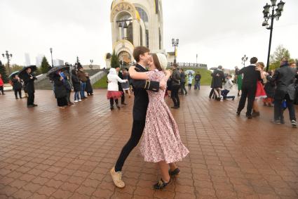 Москва.  Участники празднования Дня Победы на Поклонной горе.