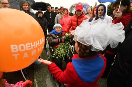 Москва. Девочка поздравляет ветерана   Великой Отечественной Войны во  время празднования Дня Победы на Поклонной горе.