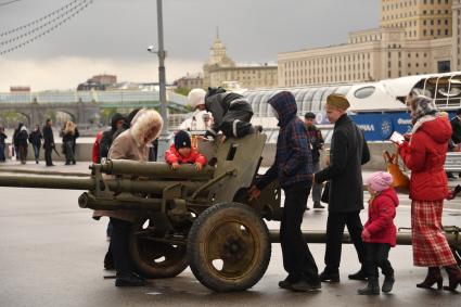 Москва.  Дети на артиллерийском орудии  времен Великой Отечественной Войны на Пушкинской набережной  во время празднования Дня Победы.