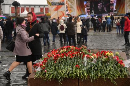 Москва.  Участники празднования Дня Победы на Поклонной горе.