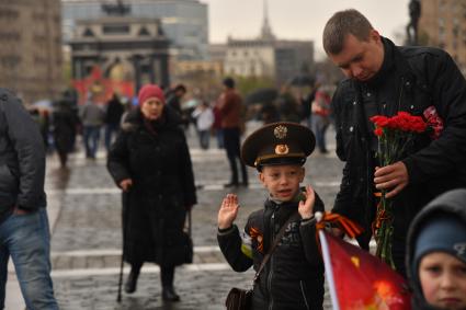 Москва. Участники празднования Дня Победы на Поклонной горе.