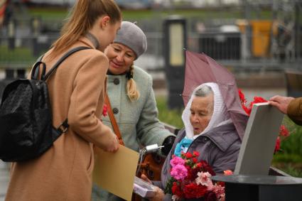 Москва.  Молодые люди общаются с ветеранами  Великой Отечественной Войны во  время празднования Дня Победы на Поклонной горе.