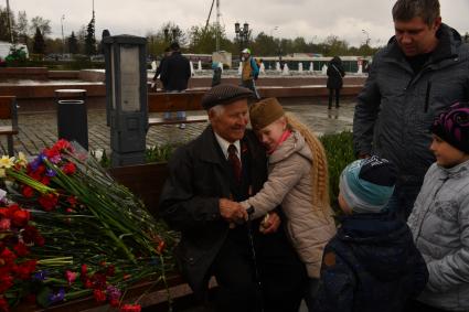 Москва. Девочка поздравляет ветерана Великой Отечественной Войны во время празднования Дня Победы на Поклонной горе.