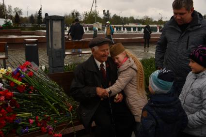 Москва. Девочка поздравляет ветерана   Великой Отечественной Войны во  время празднования Дня Победы на Поклонной горе.