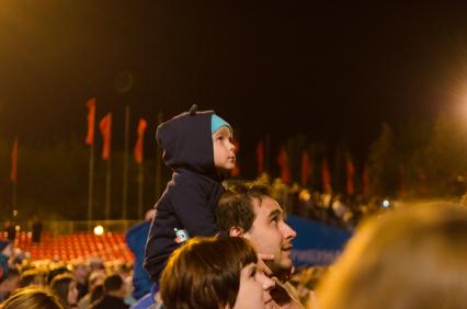 Самара. Мужчина с ребенком смотрят праздничный салют, посвященный 72-й годовщине Победы в Великой Отечественной войне.