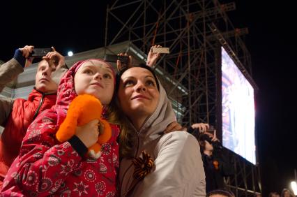Самара. Женщина с ребенком смотрят праздничный салют, посвященный 72-й годовщине Победы в Великой Отечественной войне.