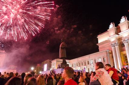 Самара. Праздничный салют, посвященный 72-й годовщине Победы в Великой Отечественной войне.