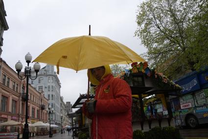 Москва.  Мужчина под дождем на Старом Арбате.