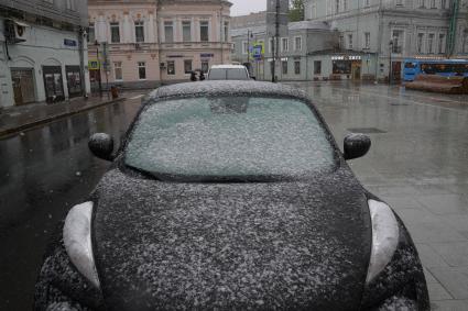 Москва.  Машина под снегом в Леонтьевском переулке.