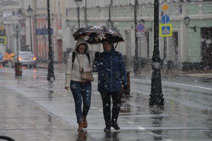 Москва. Прохожие под снегом на Большой Никитской улице.