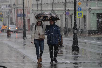 Москва.  Прохожие под снегом на Большой Никитской улице.